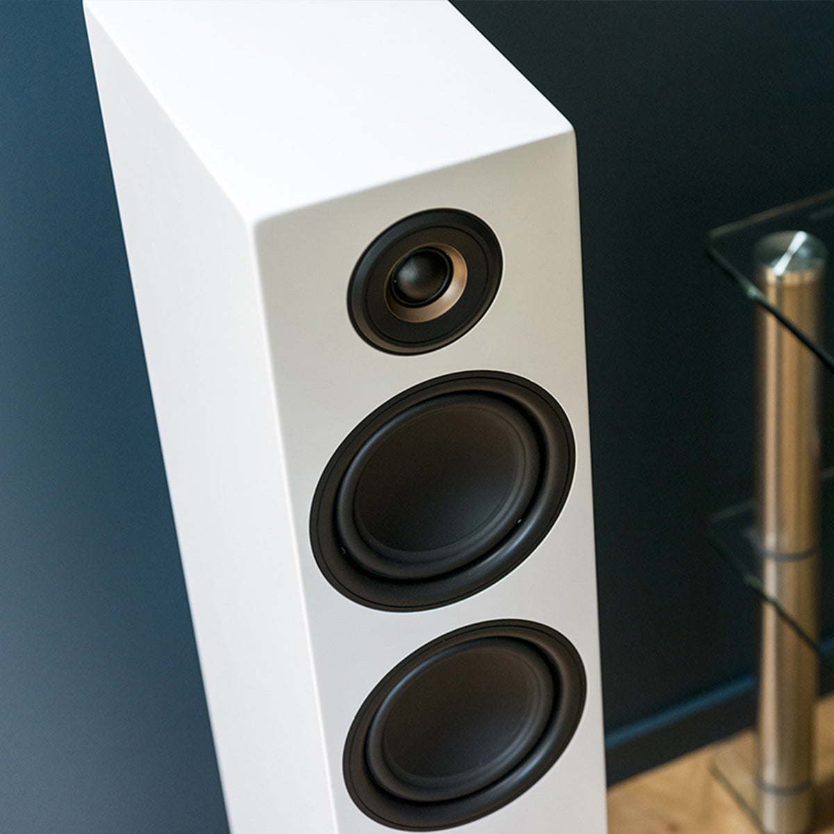 enceinte-amplifie-triangle-ln05a-blanc-lifestyleTriangle-LN05A-enceinte-colonne-active-Bluetooth-sans-fil-blanc-lifestyle-1