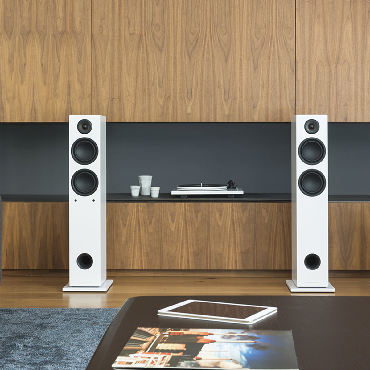 Triangle-hifi-LN05A-enceinte-colonne-active-Bluetooth-sans-fil-blanc-lifestyle-1