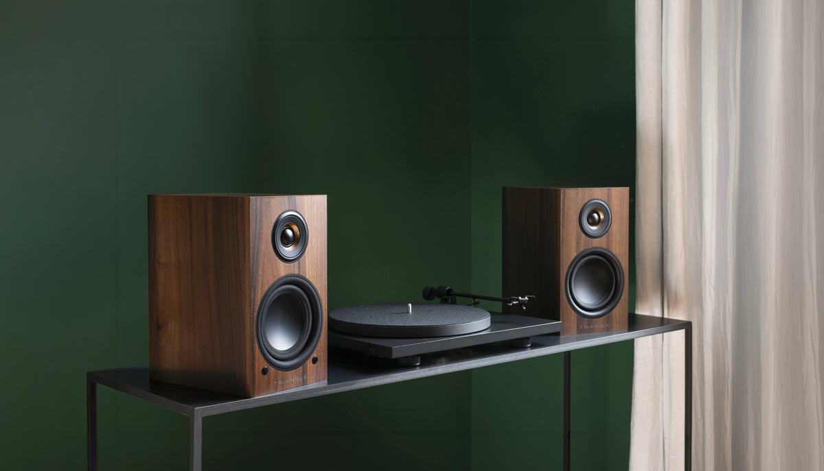 Enceintes compactes et platine vinyle dans un coin salon
